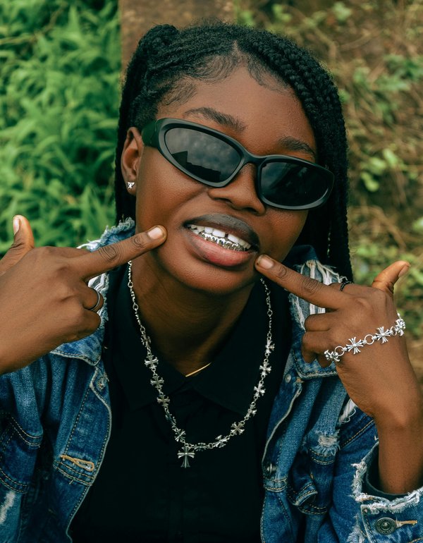 Grillz dent femme : l'élégance au bout des dents
